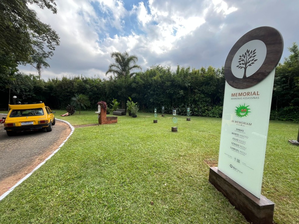 Memorial em homenagem aos Mamonas Assassinas no Cemitério Primaveras, em Guarulhos. — Foto: Paola Patriarca/g1
