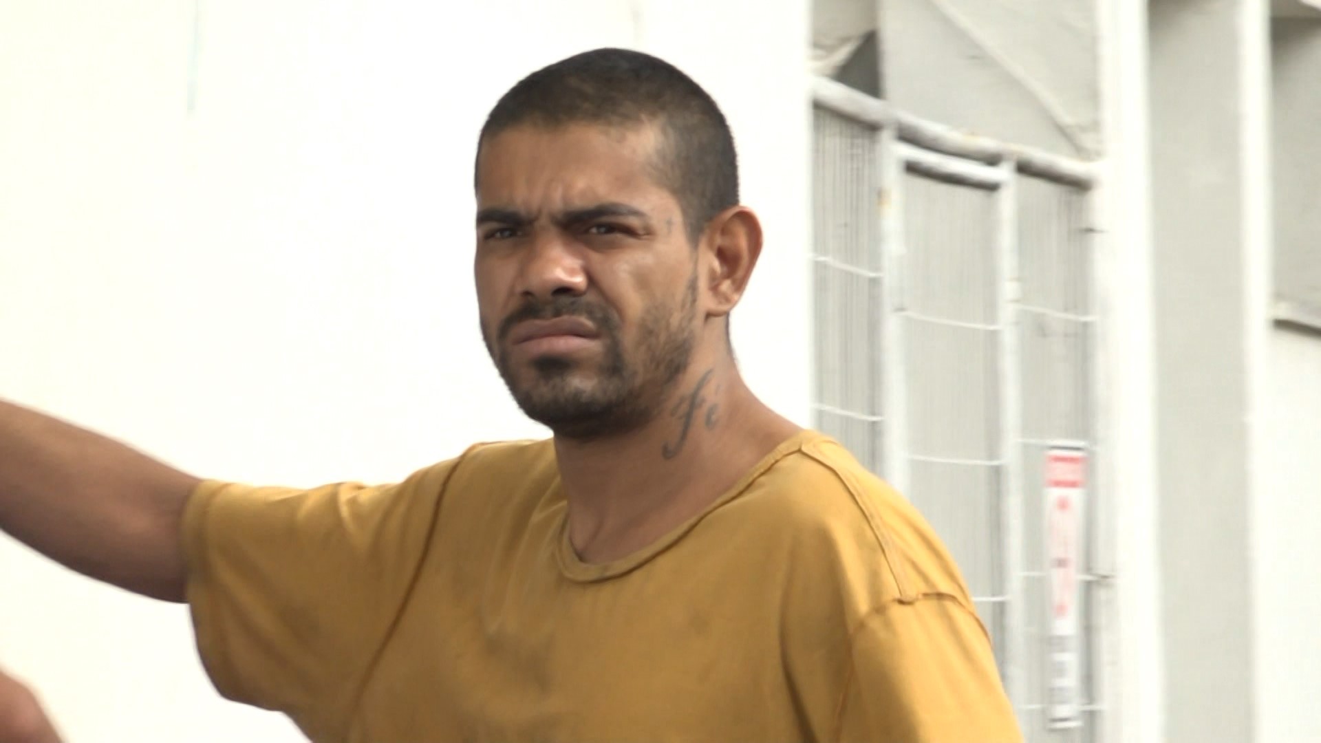 Homem ameaça pessoas com martelo no meio da rua em Vitória e é preso dias após deixar a prisão