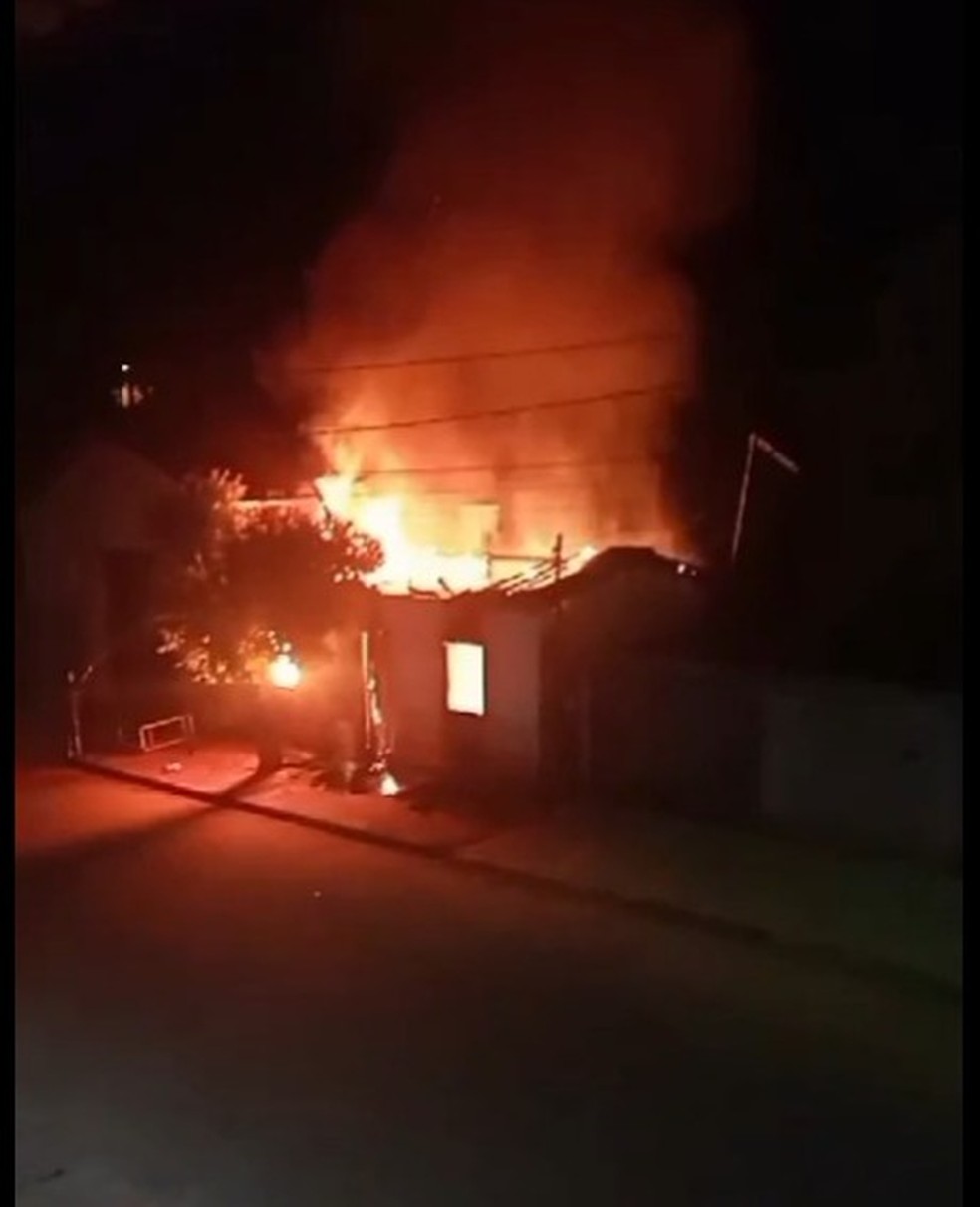 Casal suspeito de assassinato tem casa incendiada em Capitão Andrade. — Foto: Redes Sociais