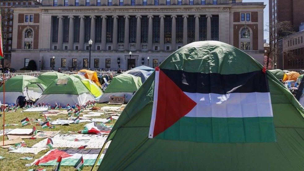 Acampamento de manifestantes na Universidade de Columbia — Foto: EPA/Via BBC