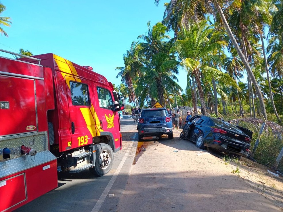 Bombeiros no local do acidente com dois carros na AL-101 Norte, em Japaratinga — Foto: Corpo de Bombeiros de Alagoas