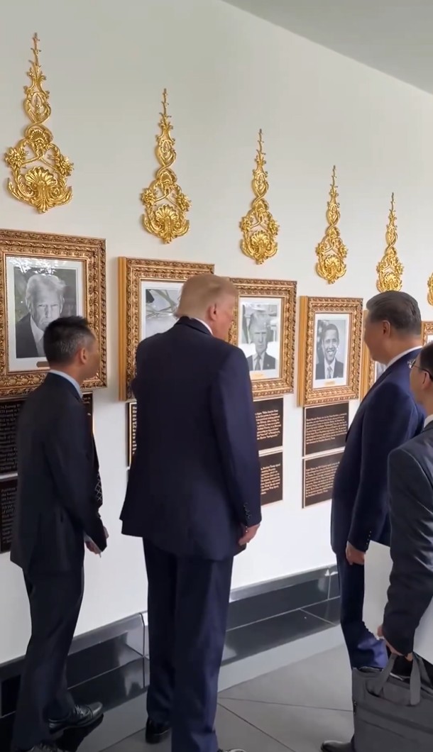 Casa Branca divulga VÍDEO de Trump mostrando foto de caneta colocada por ele no lugar de retrato de Joe Biden