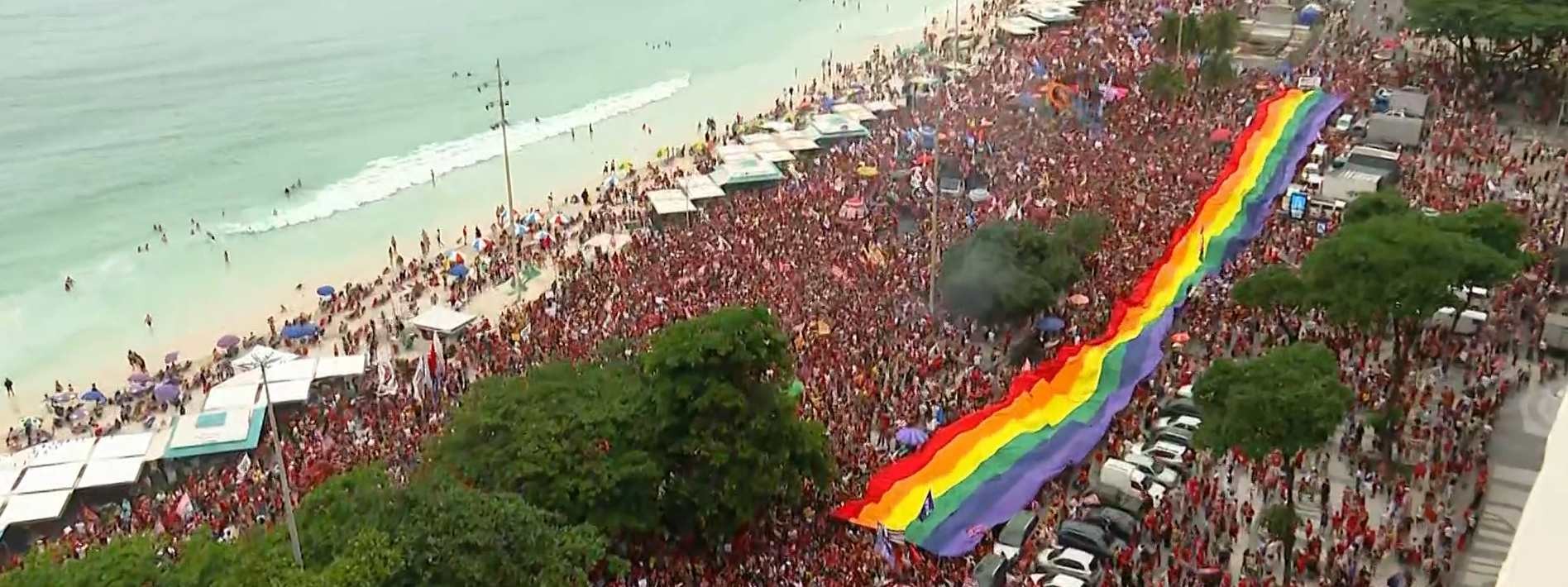 Apoiadores de Lula fazem ato em Copacabana, na Zona Sul do Rio