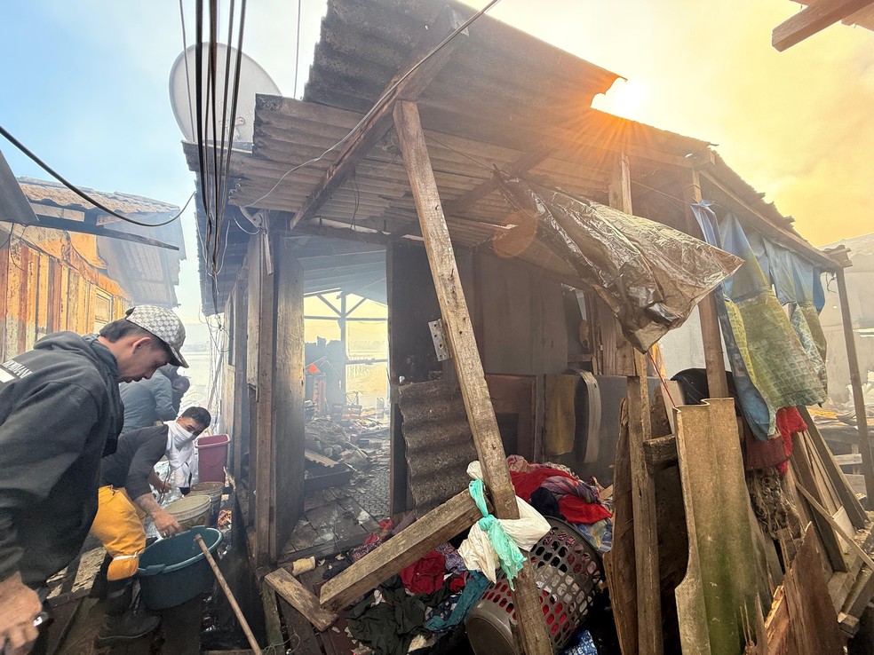 Incêndio atinge moradias nas palafitas em Santos, SP — Foto: Yasmin Braga/g1