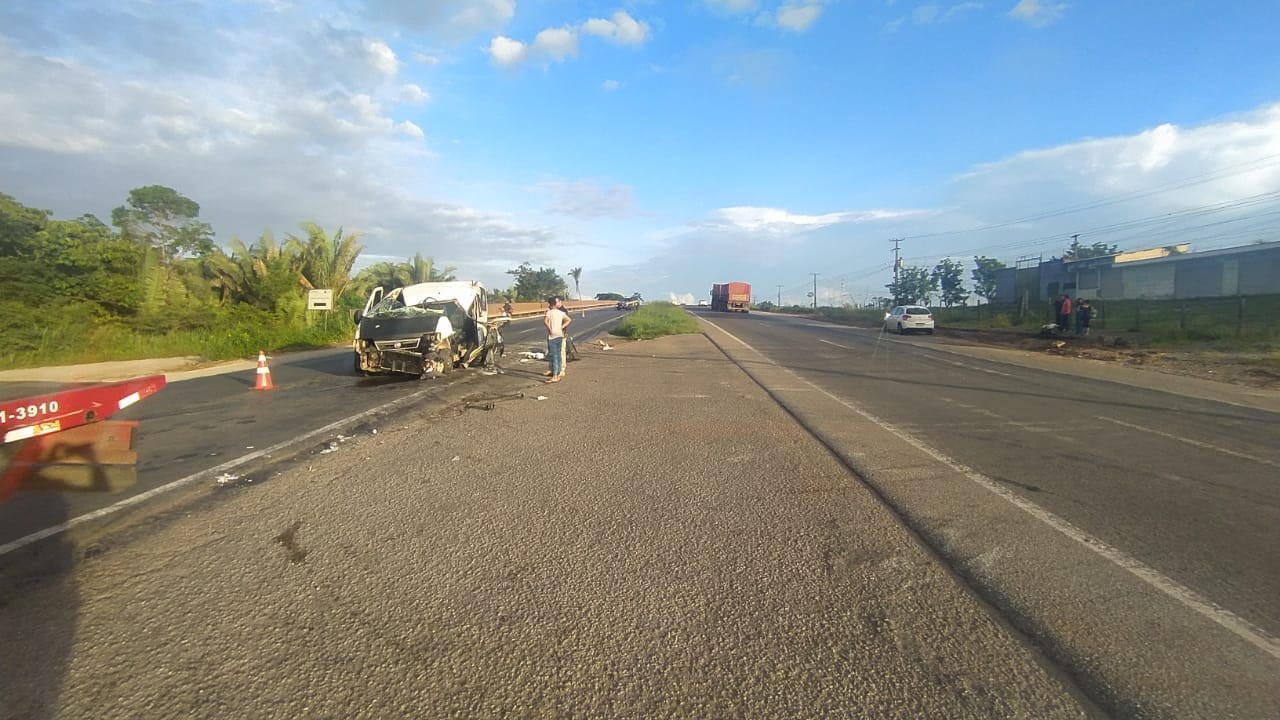 Motorista de van fica gravemente ferido após colisão com veículo de carga na BR-135