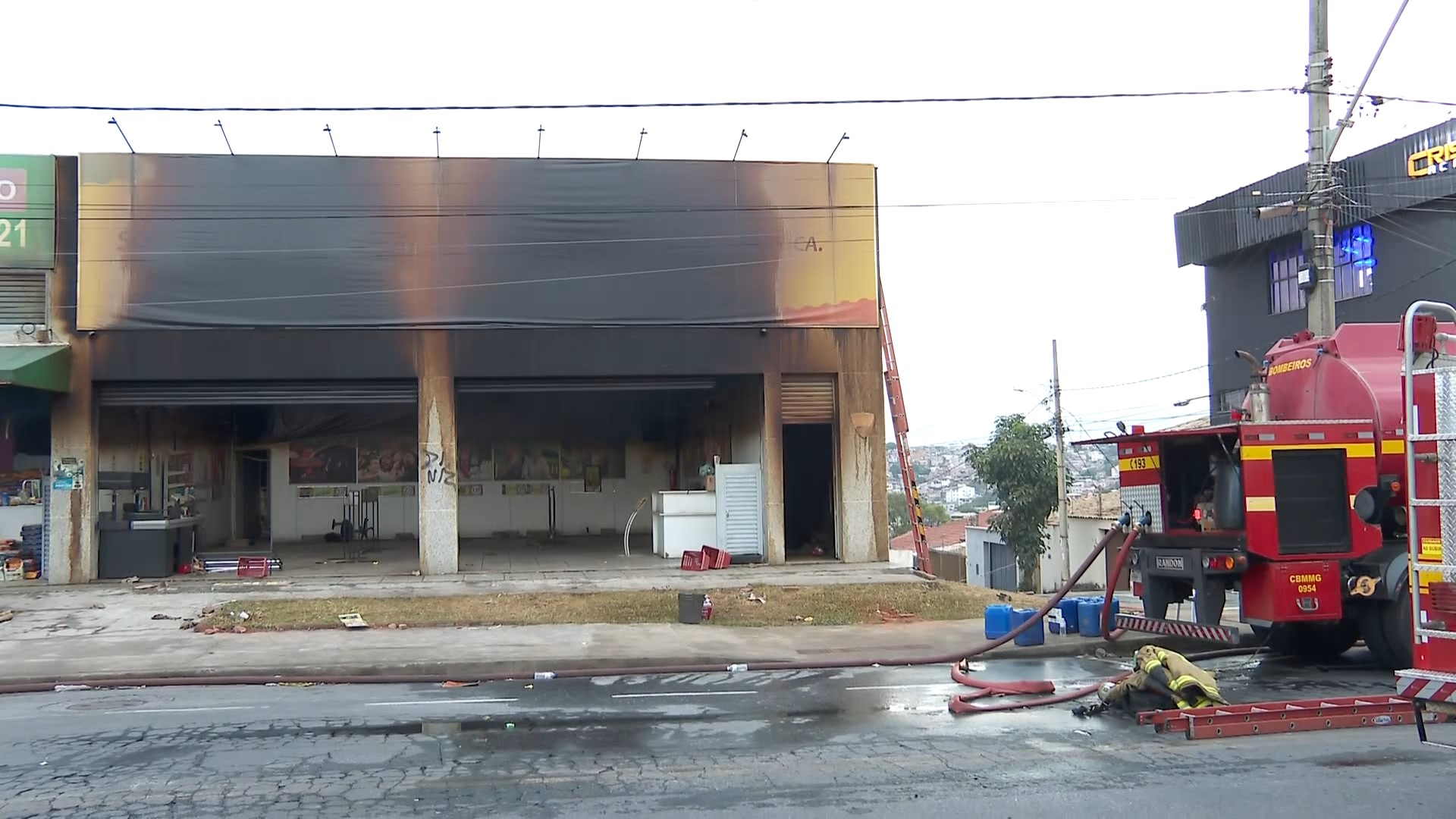 Após incêndio de seis dias, Defesa Civil interdita depósito de móveis na Grande BH