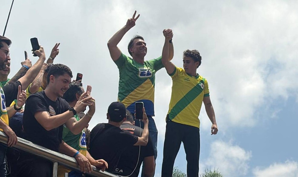 Candidato à Presidência da República Flávio Bolsonaro (PL) ao lado do deputado federal reeleito Nikolas Ferreira (PL) durante ato na Praça da Liberdade, em Belo Horizonte — Foto: Herbert Cabral/TV Globo