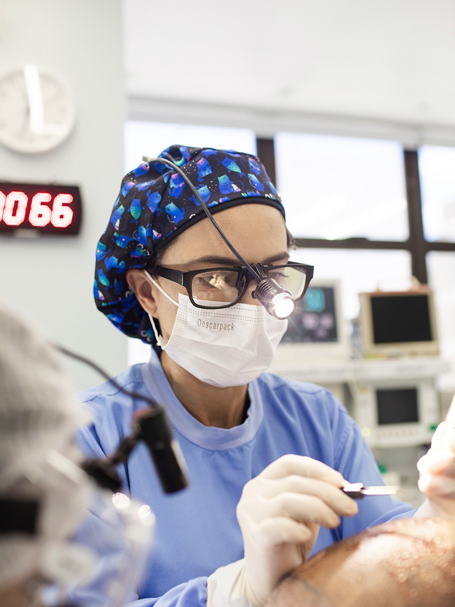 Transplante capilar dói? Saiba como a dor é controlada na cirurgia