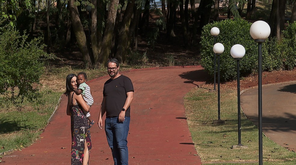 A designer Patrícia Fernandes da Silva, o empresário Caio Monteiro e o filho Luís, adotado no Malawi — Foto: Reprodução/EPTV