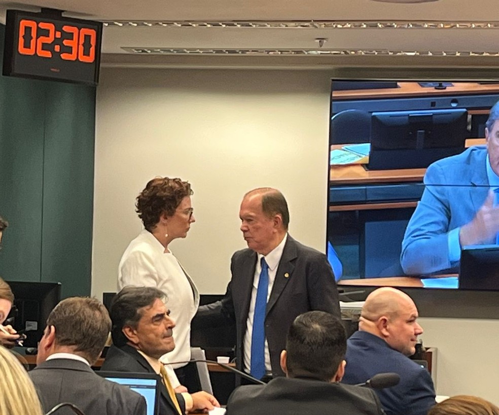 Carla Zambelli (PL-SP) conversa com o relator do processo contra ela no Conselho de Ética da Câmara, João Leão (PP-BA) — Foto: Filipe Matoso/g1