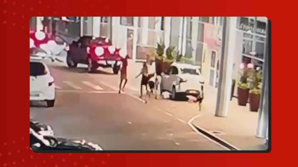 Câmeras de segurança registram momento em que homem é morto em shopping de Manaus. — Foto: Reprodução/Rede Amazônica