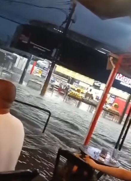 Chuva forte no Rio causa alagamentos em diversos pontos da cidade; previsão aponta formação de ciclone