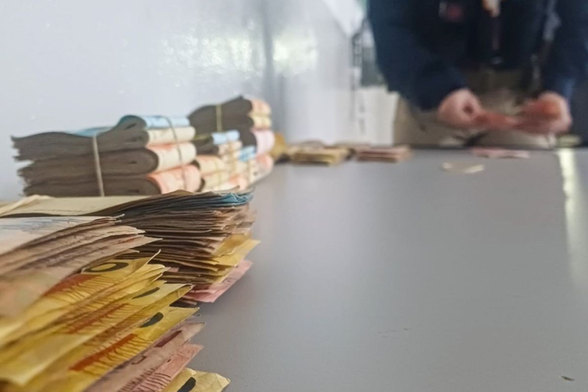 Polícia apreende R$ 40 mil escondidos em banco traseiro de carro na Fernão Dias, em Vargem