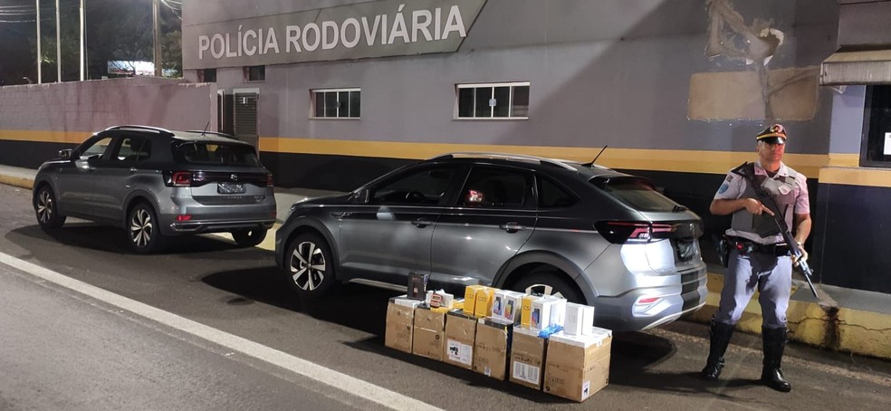 Polícia Rodoviária apreendeu carga com mais de 200 celulares na Rodovia Raposo Tavares, em Presidente Prudente (SP) — Foto: Polícia Rodoviária