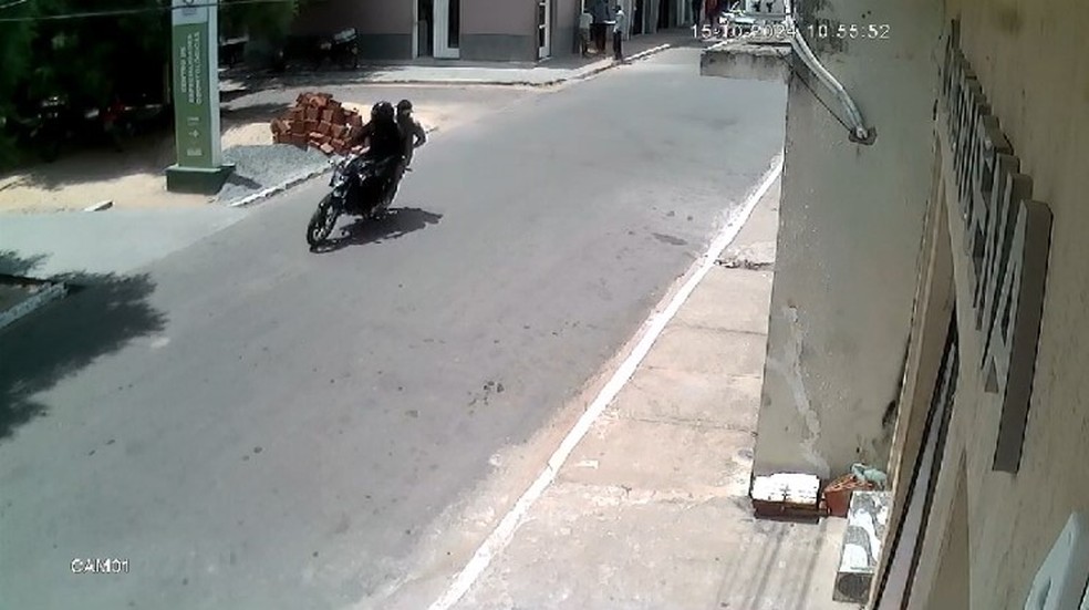 Criminosos fugiram de moto após matar a tiros um homem de 42 anos no Sul do Piauí — Foto: Reprodução