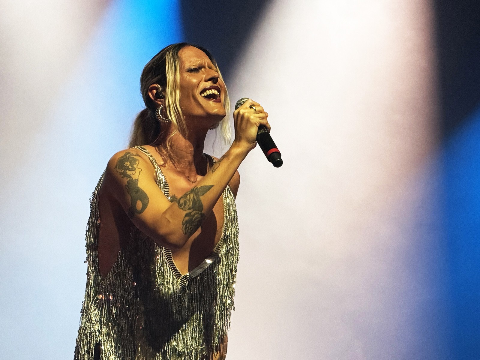 Catto renasce como Vênus ao amplificar a potência de 'Caminhos selvagens' em show ardente com gozos e cicatrizes 