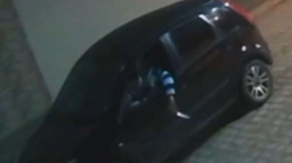 Suspeito tentou abandonar a arma do crime, mas desistiu e fugiu com o objeto — Foto: Reprodução/TV Paraíba