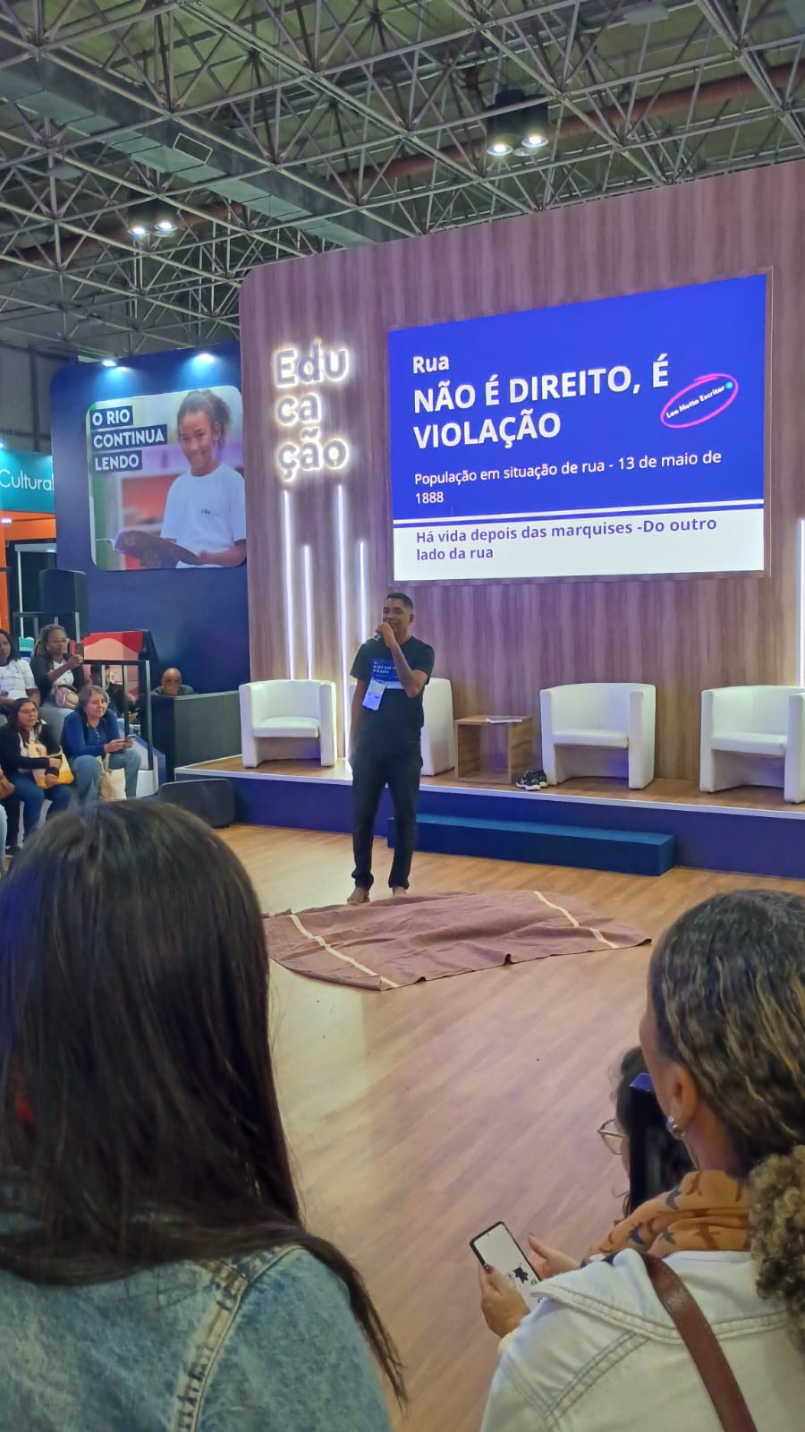 Escritor que foi sem-teto faz sarau poético com 9 homens em situação de rua na Bienal do Livro