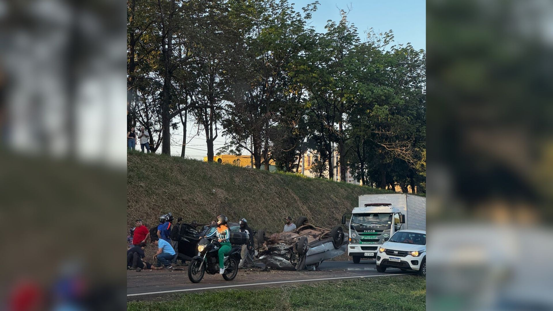 Acidente entre dois carros provoca lentidão na rodovia Washington Luís em Rio Preto; três pessoas ficam feridas