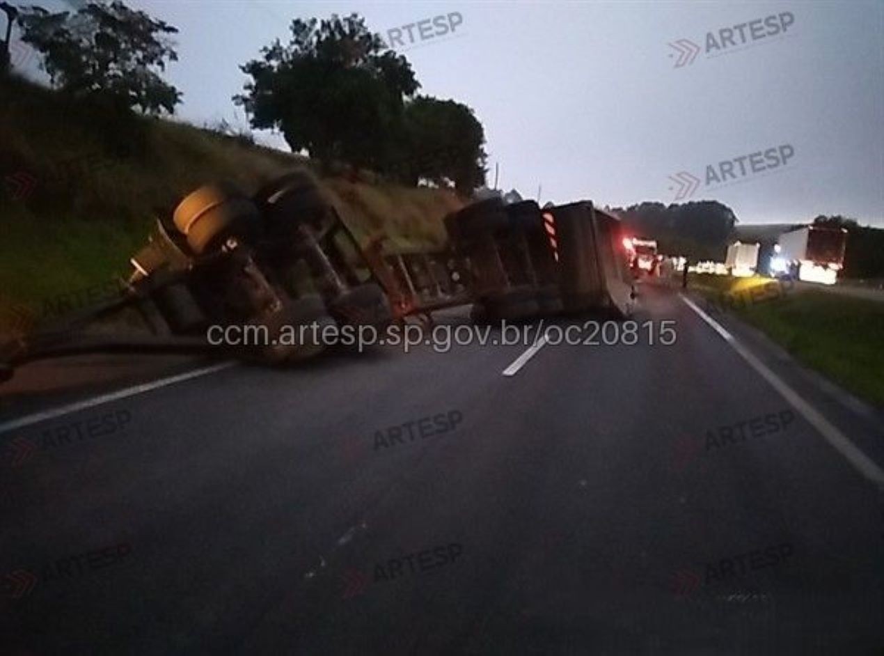 Carreta bitrem carregada com filito tomba e interdita trecho da SP-127 em Itapetininga
