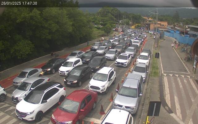 Motoristas enfrentam longo tempo de espera na travessia da balsa entre Ilhabela e São Sebastião