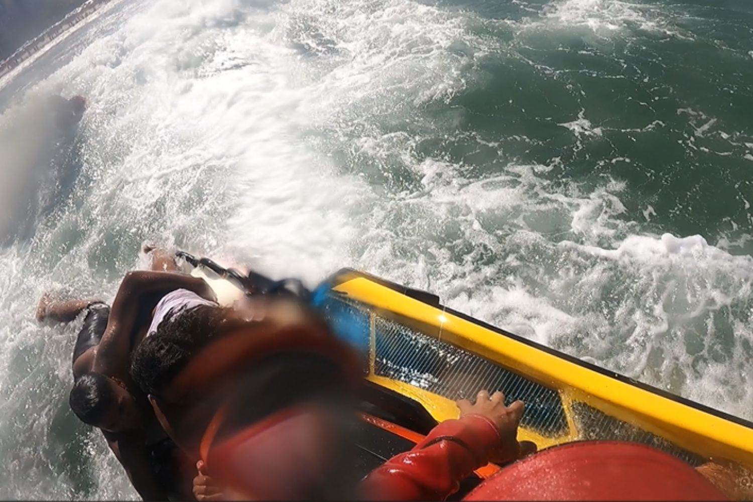 Vídeo mostra resgate no mar no Dia das Mães: 'consegui salvar mãe e filho', diz guarda-vidas