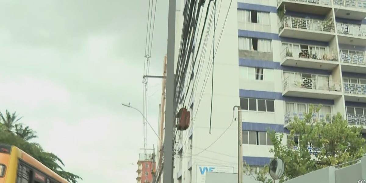 Homem morre eletrocutado ao tentar subir em poste para furtar fios de cobre no Centro do Recife