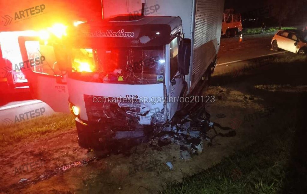 Conforme a Artesp, o carro invadiu o sentido contrário e bateu no caminhão em Tietê — Foto: Artesp/Reprodução