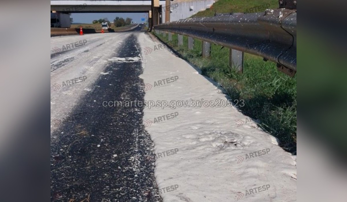 Carga cai de caminhão e interdita alça de acesso entre rodovias em Santa Cruz do Rio Pardo