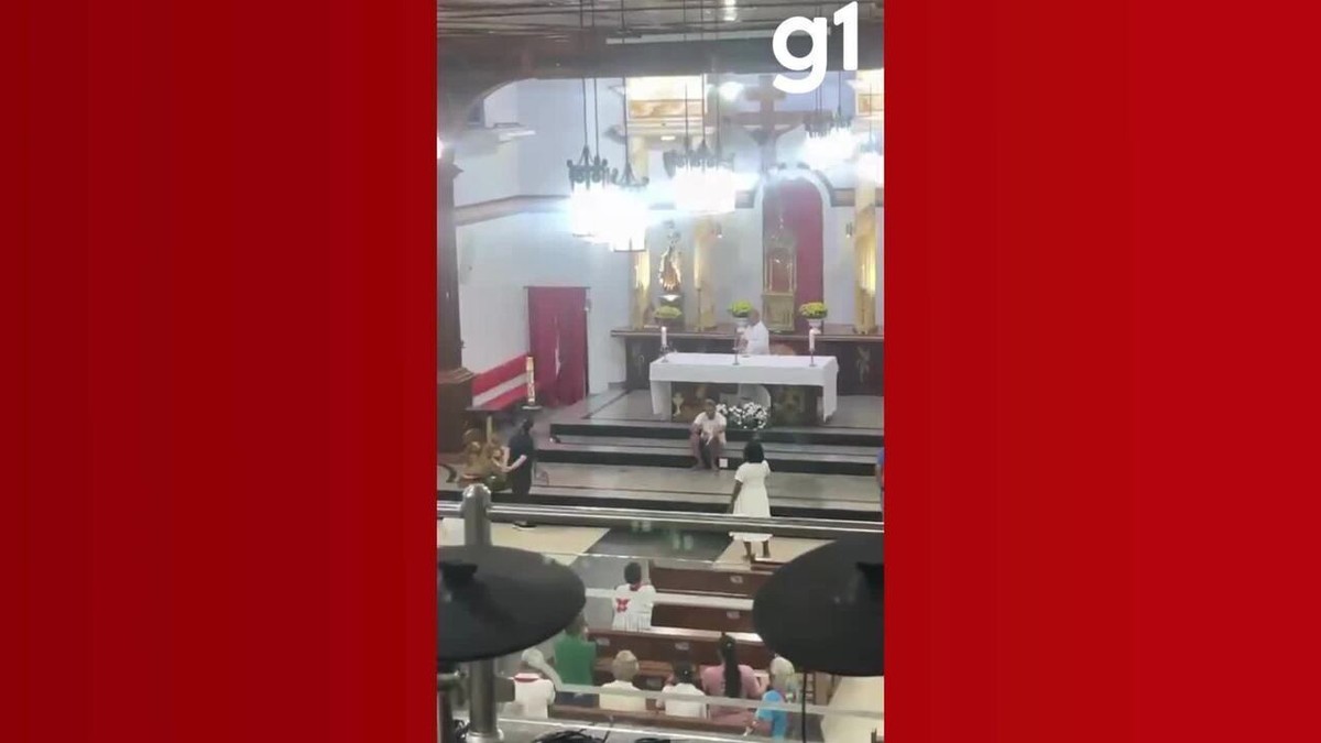 Homem é preso após ameaçar esfaquear padre e fiéis durante missa em MT; veja vídeo 