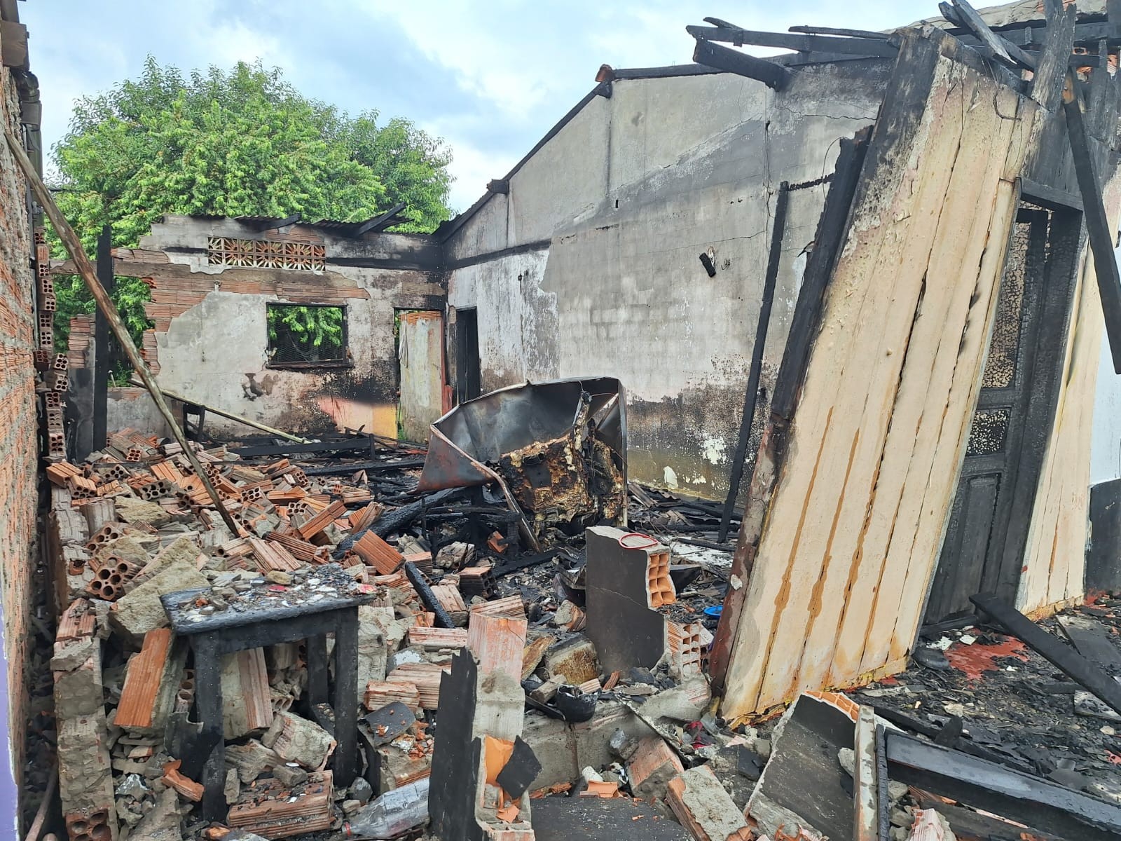 Incêndio destrói casa no bairro São Francisco, em Terra Santa