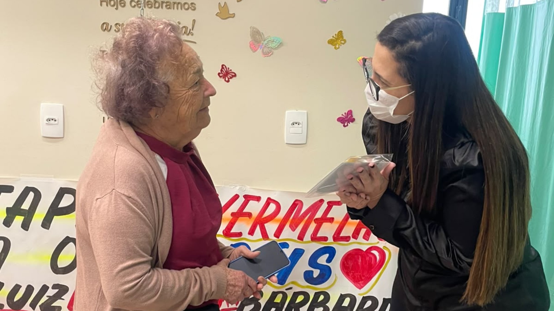 Idosa dança após última quimioterapia e leva tapete vermelho para homenagear equipe médica: 'Sou feliz e eles também'