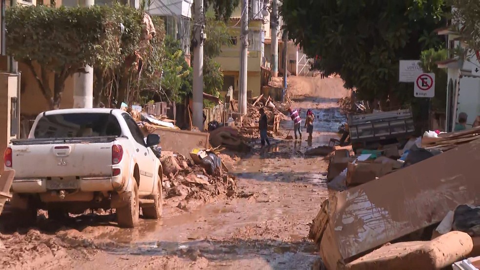 Mimoso do Sul, no Sul do Espírito Santo, ainda com muita lama uma semana após enchente — Foto: Reprodução/TV Gazeta