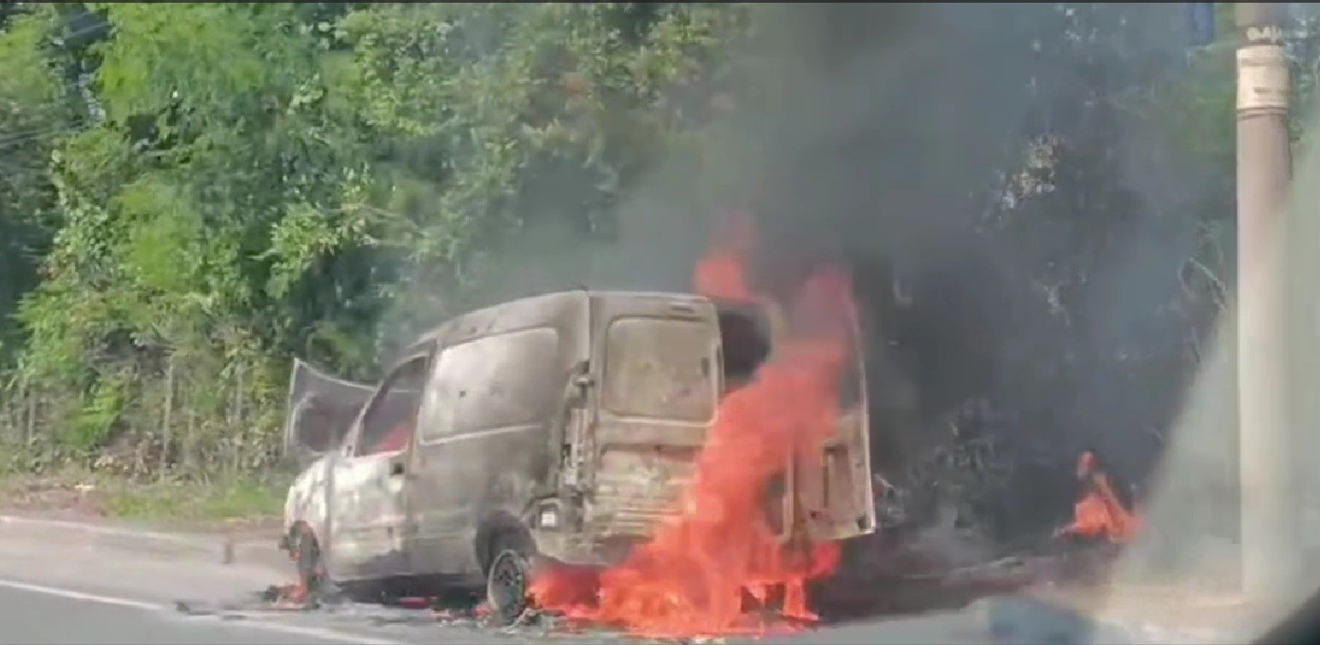 Incêndio destrói carro na BR-381, próximo a shopping em Ipatinga