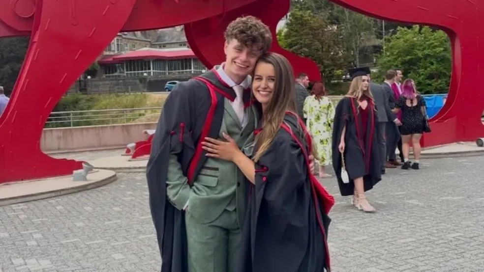 O casal se formou em 2021 na Universidade do Sul do País de Gales e, desde então, tem se aventurado enquanto cuida de animais de estimação. — Foto: Hannah Cleaver via BBC
