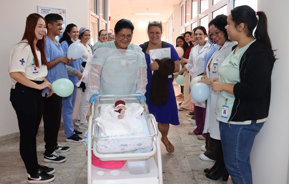 Bebê prematuro extremo de 865 gramas recebe alta após quatro meses internado no ES