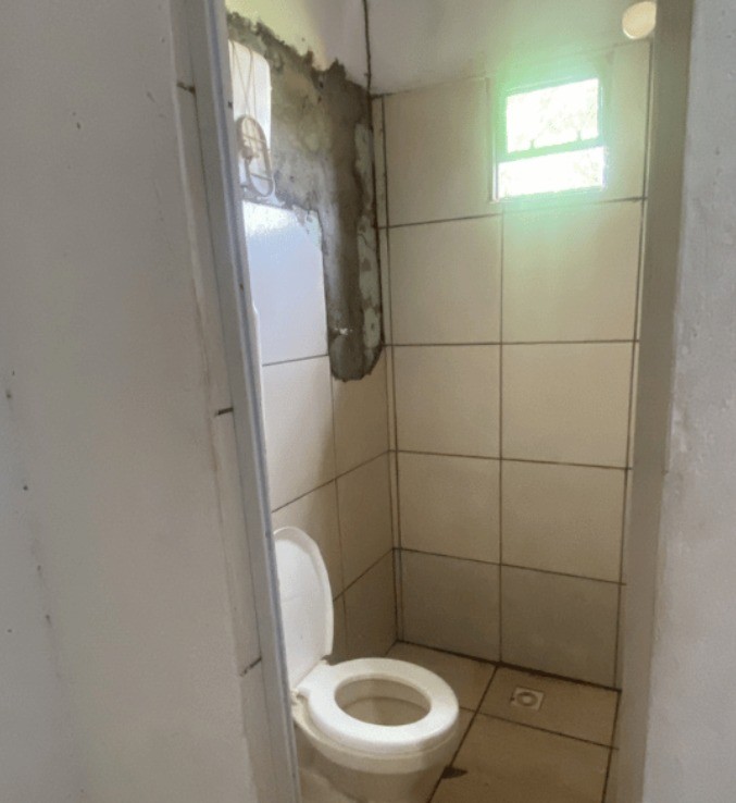 Banheiro coletivo usado pelos funcionários — Foto: MPT-MT