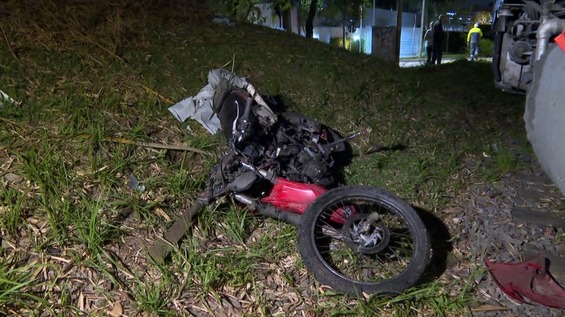 Motociclista fica gravemente ferido ao ser atingido por trem, em Curitiba