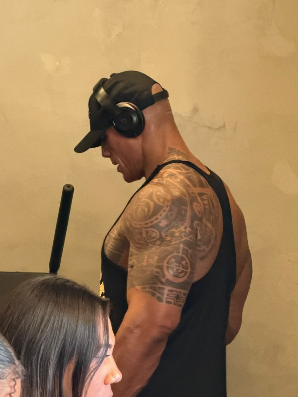 The Rock treina durante passagem pelo Rio — Foto: Reprodução