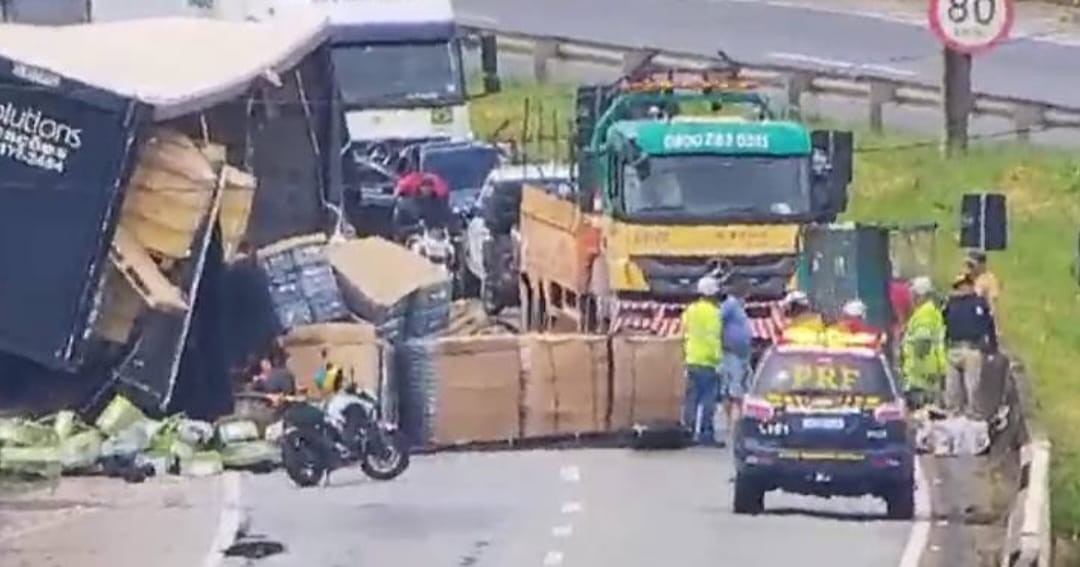 Carreta tomba e causa congestionamento na Fernão Dias, em Vargem
