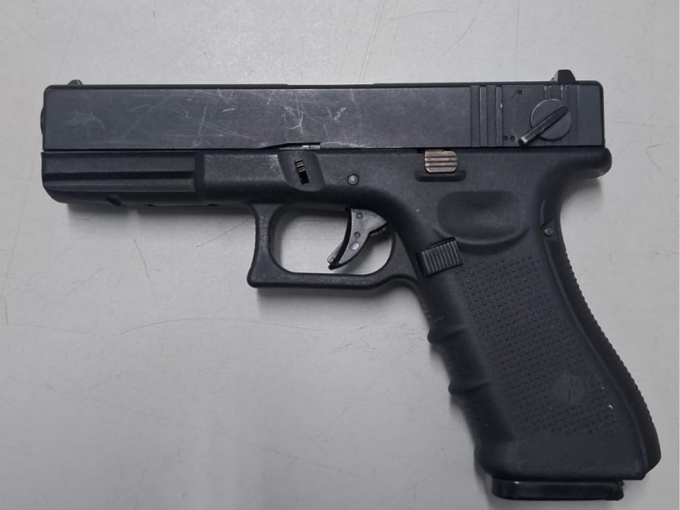 Arma falsa foi apreendida na casa de mãe e padrasto de criança vítima de maus-tratos em São João da Boa Vista — Foto: Polícia Civil