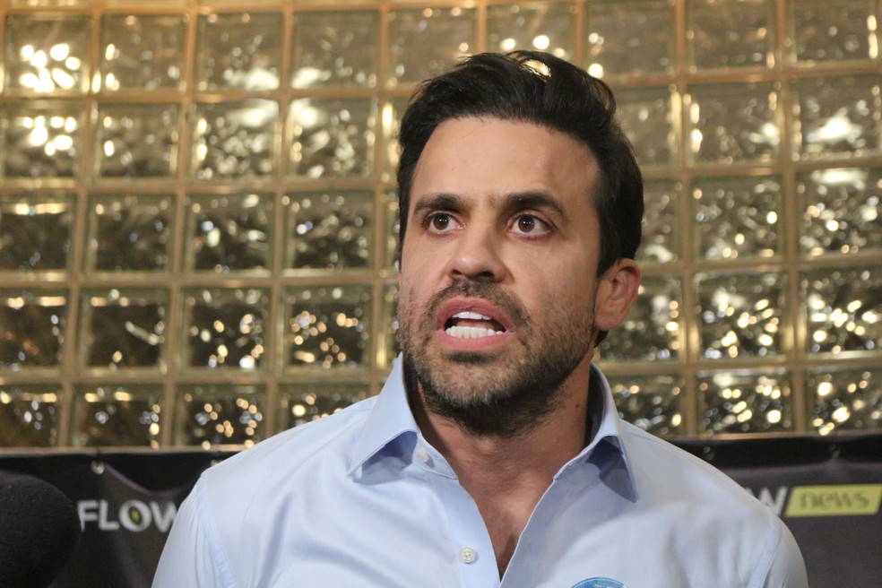 O candidato à Prefeitura de São Paulo, Pablo Marçal (PRTB), concede entrevista após ser expulso durante as considerações finais do debate promovido pelo Grupo Flow, no Esporte Clube Sírio, na zona sul da capital paulista, na noite da segunda-feira, 23 de setembro de 2024. — Foto: FELIPE MARQUES/ZIMEL PRESS/ESTADÃO CONTEÚDO