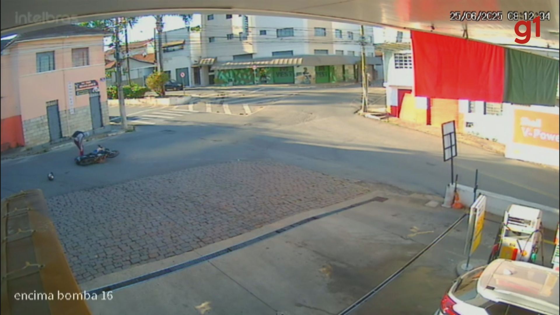 VÍDEO: Motociclista fica ferido após ser atingido por carro em Pouso Alegre, MG