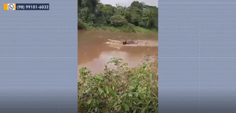 Caçamba cai de balsa durante travessia do Rio Itapecuru em Pirapemas, no MA