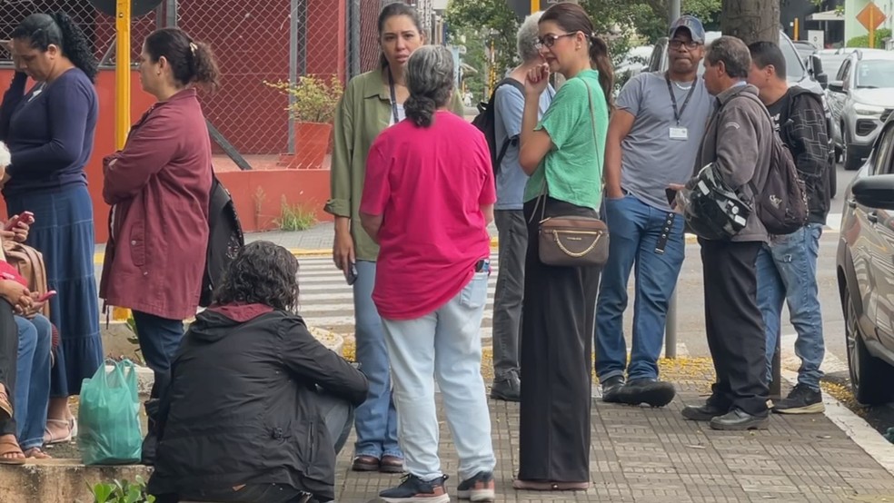 2 de 5
Funcion&aacute;rios foram impedidos de entrar no pr&eacute;dio da prefeitura de Bauru nesta sexta-feira &mdash; Foto: TV TEM/ Reprodu&ccedil;&atilde;o