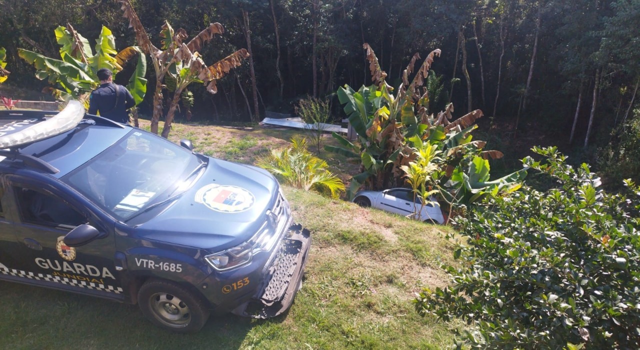 Homem é preso após fugir de abordagem, bater em viatura da GCM e cair com carro em ribanceira em Jundiaí 