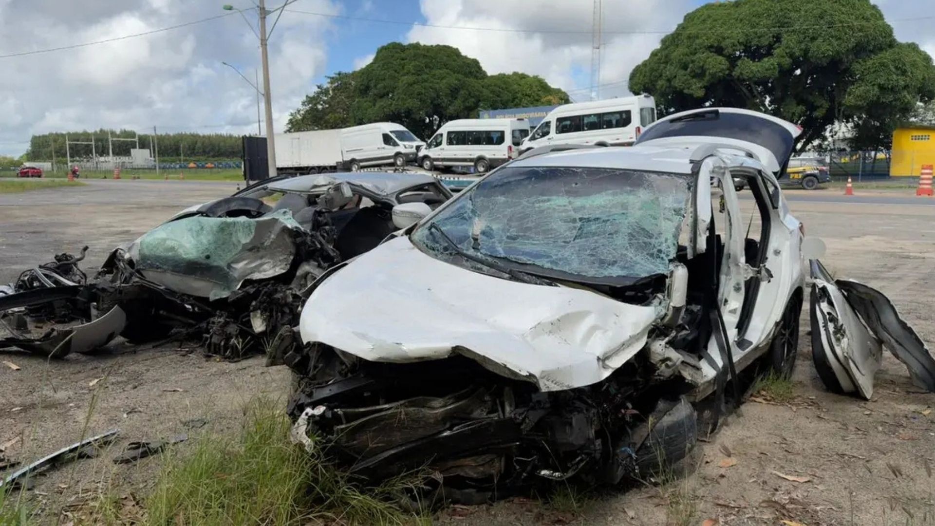 Três morrem e quatro ficam feridos após colisão entre carros na BR-101, no Norte do ES