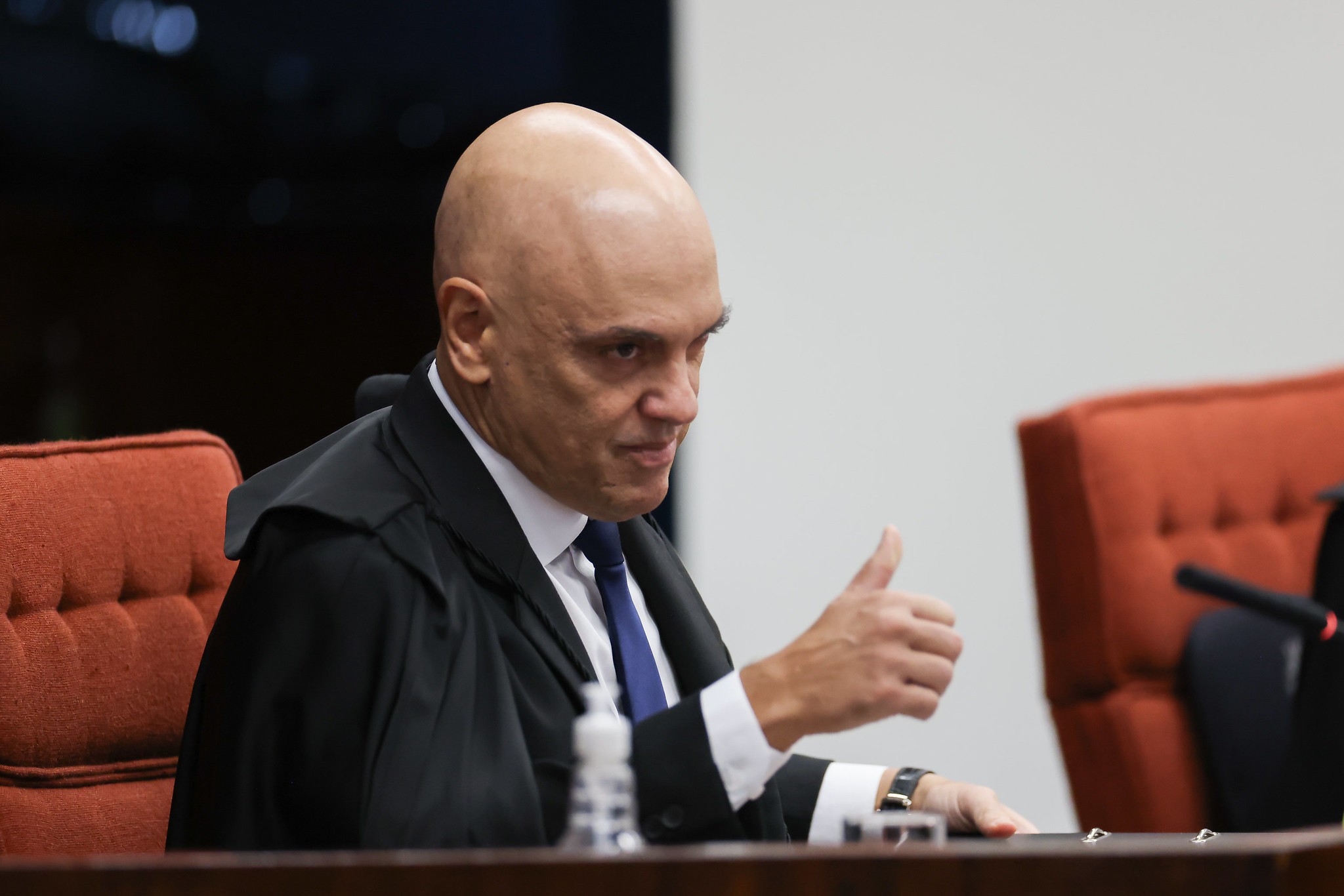 Em conversa com Flávio Bolsonaro, Moraes diz entender relação entre pai e filho