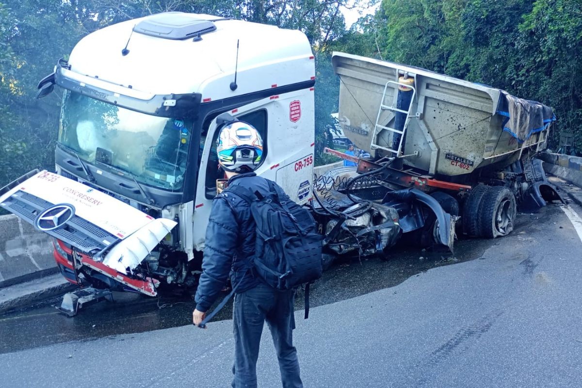 Carreta carregada de areia bate em barreira de concreto e interdita a rodovia Anchieta, SP