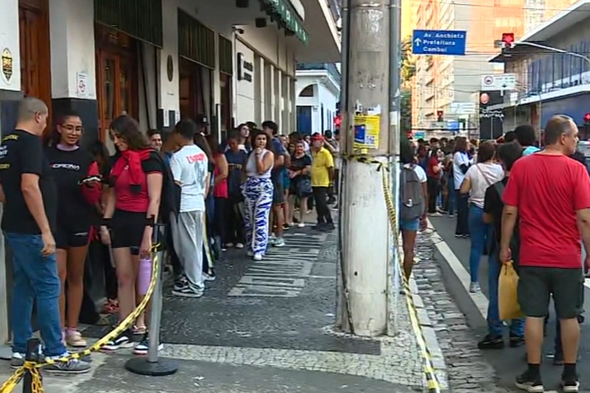 Fila ocupa quarteirão em cartório eleitoral de Campinas no penúltimo dia do prazo para regularizar título